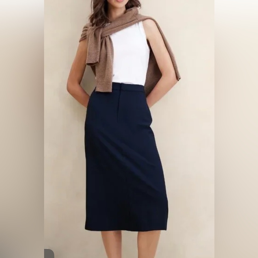 NWT Banana Republic Pencil Skirt. Navy Blue, Size 6.